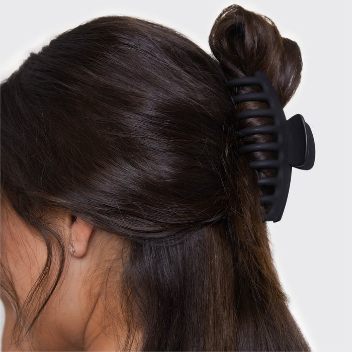 KITSCH Black & Tort Matte Claw Clips 2pc Set Oversized - on-model lifestyle #2