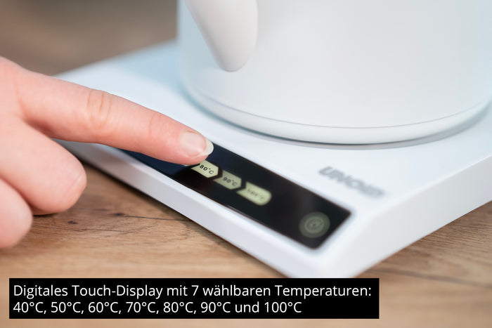 Ein Fingertipp auf das digitale Touch-Display des Wasserkochers Unold Blitzkocher Clara. Auf dem Display des weißen Wasserkochers werden sieben wählbare Temperaturen in deutscher Sprache angezeigt: 40 °C, 50 °C, 60 °C, 70 °C, 80 °C, 90 °C und 100 °C.
