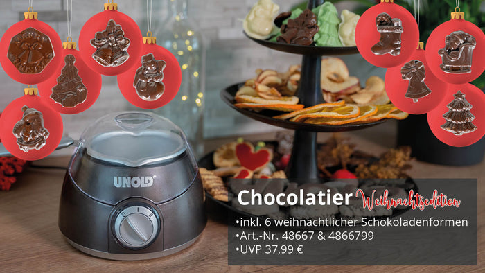 Die Weihnachtsedition von Unold Chocolatier steht auf einem Tresen neben einem mehrstöckigen Plätzchenteller. Darüber hängen sechs weihnachtliche Schokoladenformen, während ein festlicher deutscher Text das Produkt und seinen Preis hervorhebt.