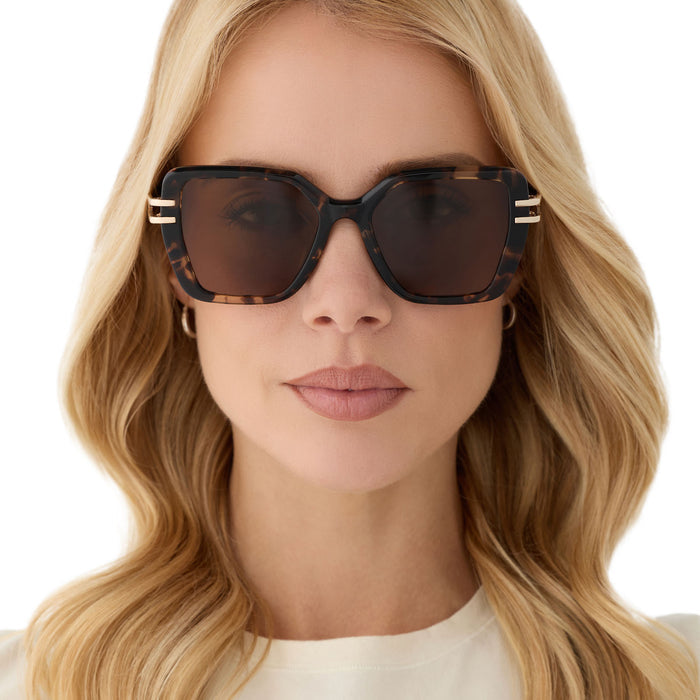 on model - female wearing diff eyewear featuring the dasha square sunglasses with a espresso tortoise with gold frame and brown polarized lenses front view