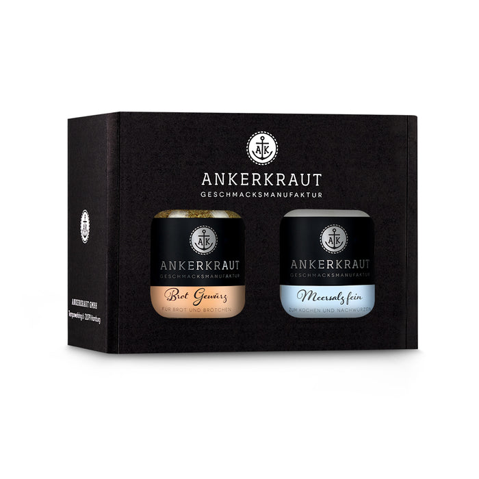 Einzugsgeschenk-Box mit zwei Korkengläsern  Meersalz und Brotgewürz in einem schwarzen Karton.