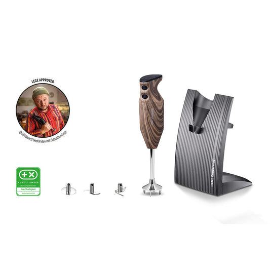 Der ESGE-Zauberstab Design Edition Nussbaum verfügt über einen Holzgriff, einen eleganten Ständer, drei Metallaufsätze, eine Zertifizierungsplakette und das runde Bild eines Kochs, der den Daumen nach oben zeigt, mit deutschem Text.
