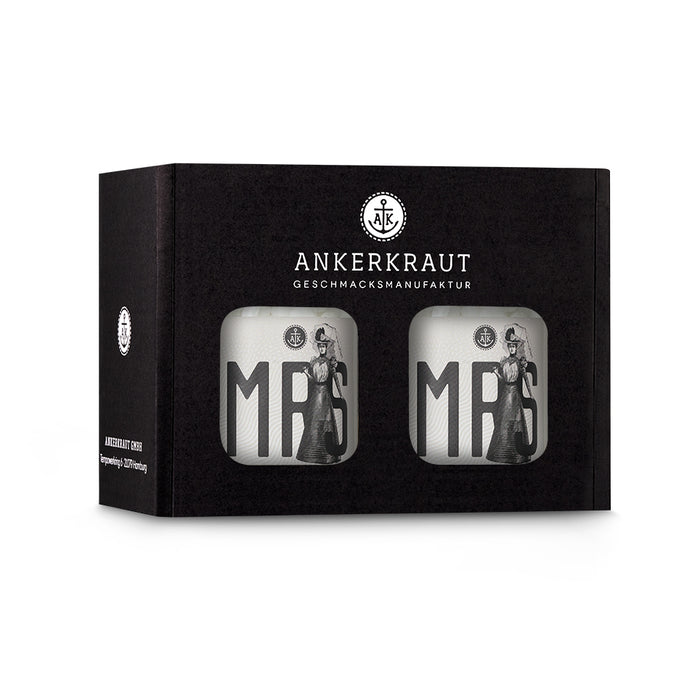 Geschenkbox zur Hochzeit mit zwei Mrs. Korkengläsern im schwarzen Ankerkrautkarton.