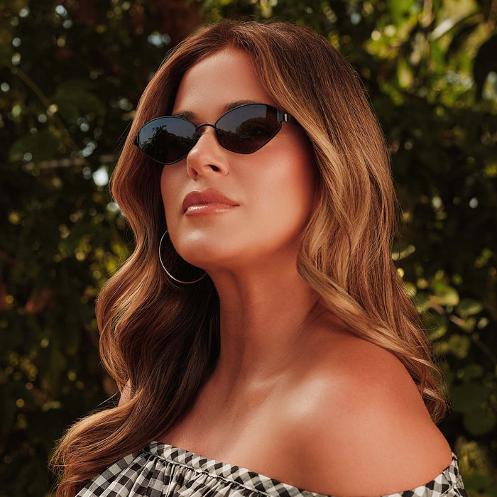 lifestyle - jojo fletcher wearing diff eyewear jordy cat eye sunglasses with a black metal frame and grey polarized lenses