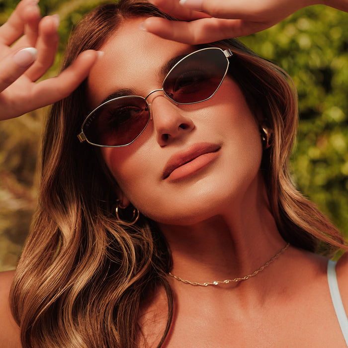 lifestyle - female jojo fletcher wearing diff eyewear jordy cat eye sunglasses with a gold metal frame with horn tortoise temples and brown lenses outside