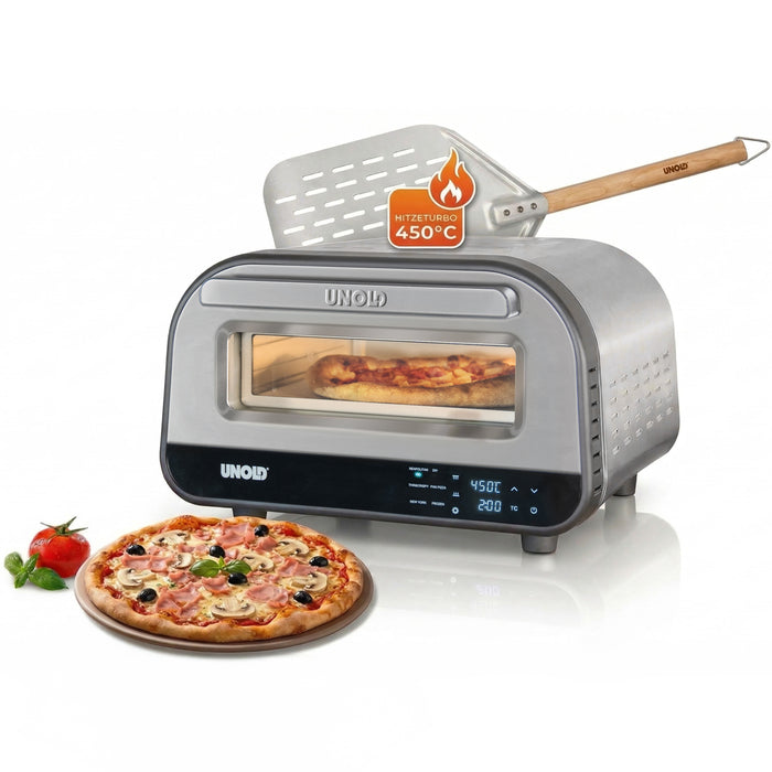 Der Unold Luigi Pizzaofen + Pizzastein & Pizzaschieber zeigt durch ein Glasfenster, wie eine Pizza im Inneren gebacken wird. Obenauf liegt ein Pizzaschieber, während auf einem Holzbrett neben frischen Tomaten und Basilikum eine gebackene Pizza mit Belag liegt.