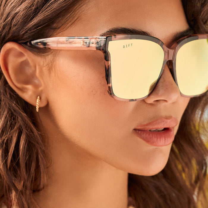 lifestyle - female wearing diff eyewear meredith ii square sunglasses with a himalyan tortoise frame and taupe mirror lenses side view