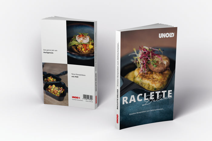 Es stehen zwei Kochbücher von Unold Raclette Finesse Basic, eines davon zeigt auf der Vorderseite ein mit bunten Sprossen garniertes Auflaufgericht, das andere zeigt auf der Rückseite zwei Essensfotos und deutschen Text.