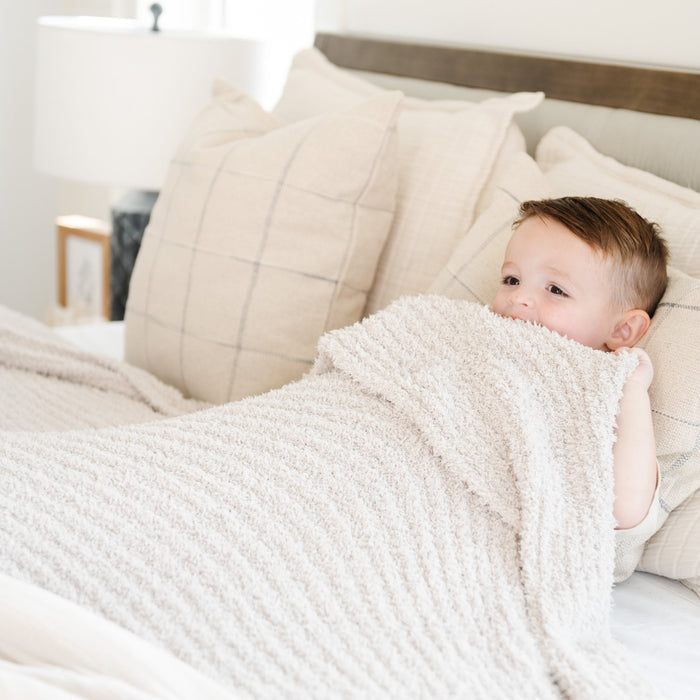 Little boy falling asleep under extra soft and cozy light gray Moonbeam RIBBED BAMBONI XL BLANKETS - Saranoni