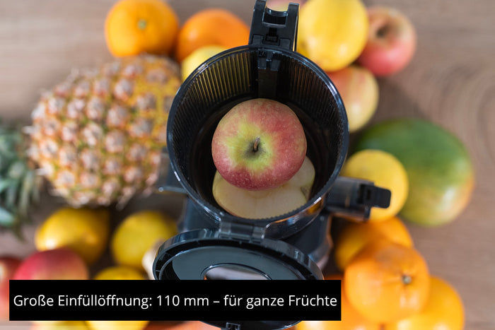 Der Unold Slow Juicer Sam verfügt über eine große 110-mm-Einfüllöffnung, in die ganze Früchte wie Äpfel sowie Ananas und Orangen passen. Text: Große Einfüllöffnung: 110 mm – für ganze Früchte.