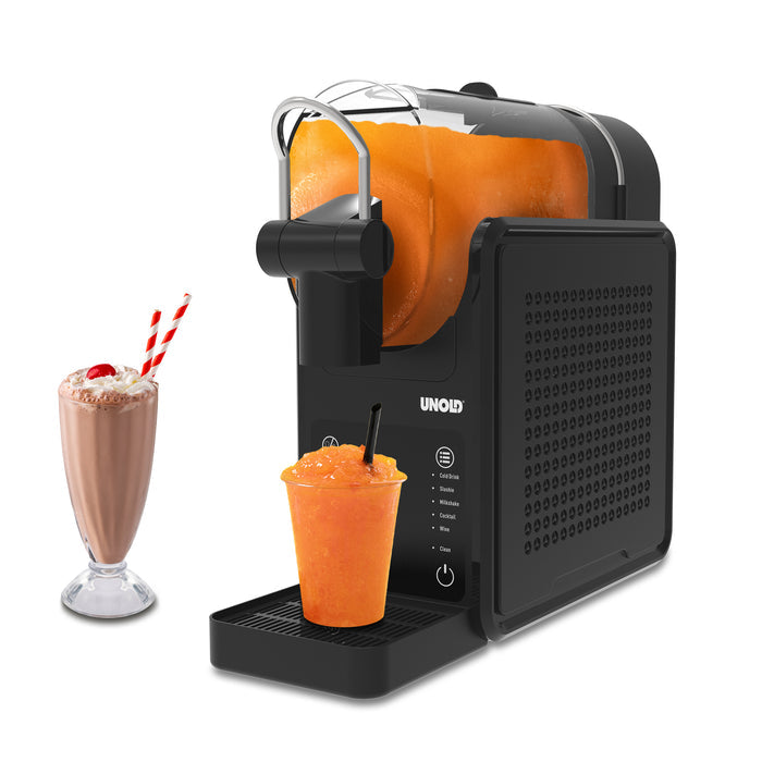Eine schwarze Unold AG Slush-Eismaschine Stella schüttet orangefarbenen Slush in einen Plastikbecher, daneben steht ein fertiger Schokoladenmilchshake mit Schlagsahne und einer Kirsche.