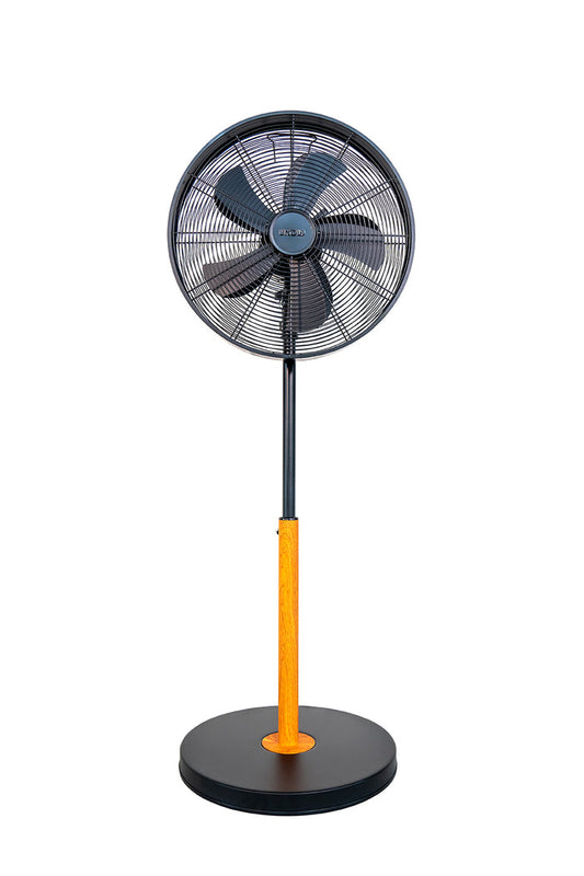 Der Unold Standventilator Black Steel ist ein schwarz-orangefarbener Standventilator mit fünf Flügeln in einem Drahtkäfig, einem runden Sockel und einer aufrechten Stange, abgebildet vor einem weißen Hintergrund.