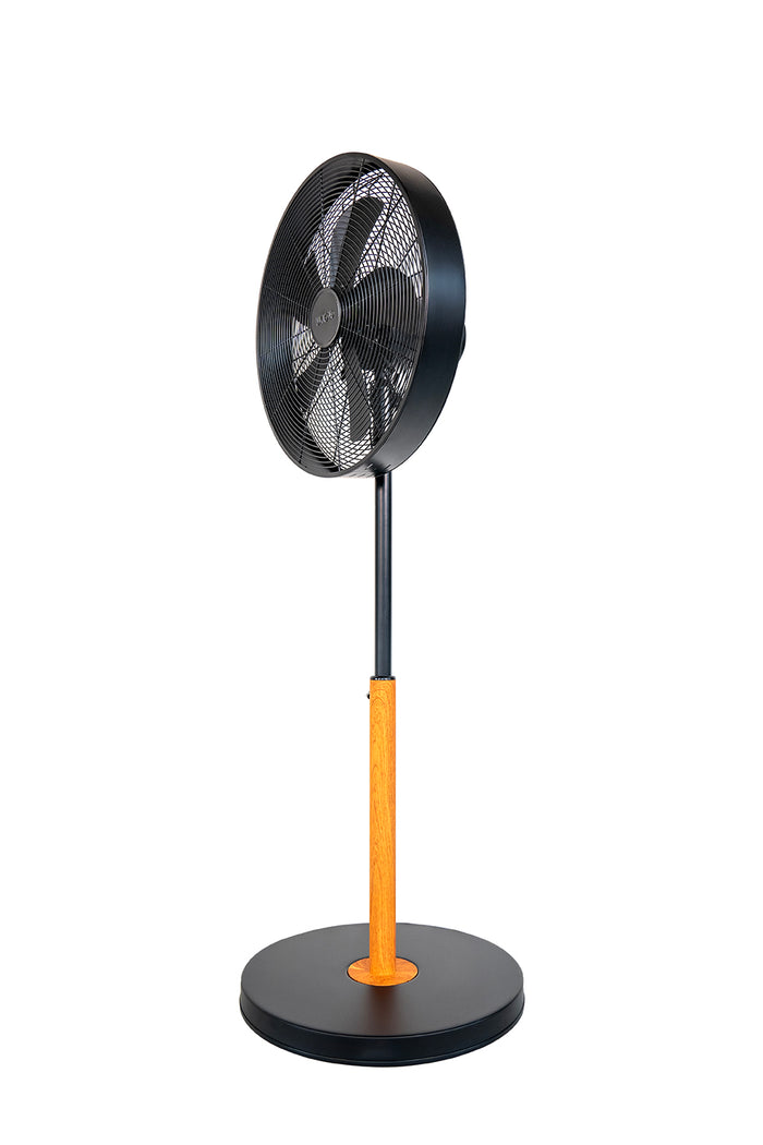 Der Unold Standventilator Black Steel ist ein moderner Standventilator mit schwarzem, rundem Sockel und Kopf, einem Frontgitter, schwarzen Flügeln und einem eleganten Ständer mit einem zentralen Holzakzent.