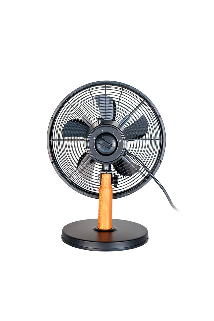 Der Unold Tischventilator Black Steel, ein schwarzer elektrischer Tischventilator mit rundem Metallgitter, fünf Flügeln und einem Holzakzent am Ständer, wird vor einem weißen Hintergrund gezeigt, wobei sein Netzkabel aus der Basis herausragt.